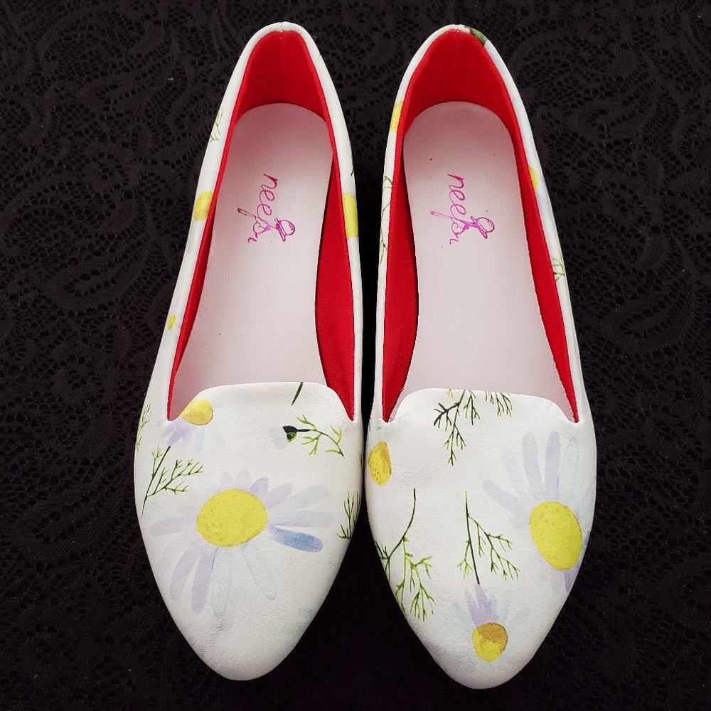 NWOT Neefs women's daisy flats (US sz 8)